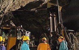 浙江嵊泗口岸首次进口瑞典KMF粉铁矿 发现重大短重