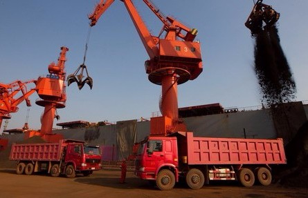 期货观察：未来价格全面看空？铁矿石大跌5%，热卷跌穿3700