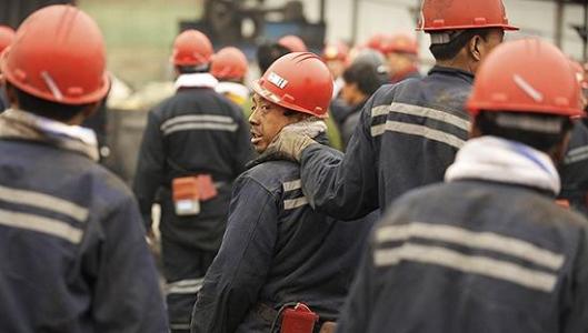  钢铁工人转岗做保安 收入下滑近七成
